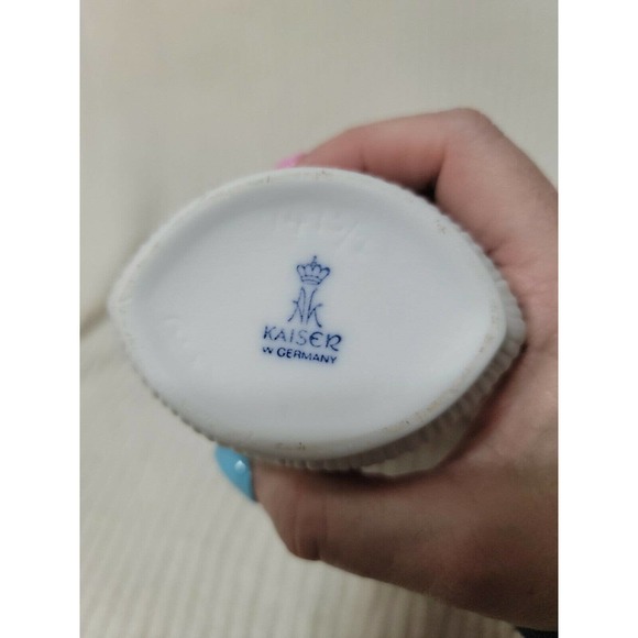 Vintage White Bisque Ceramic Vase AK Kaiser West Germany - Grass/Leaf Pattern - Picture 3 of 5